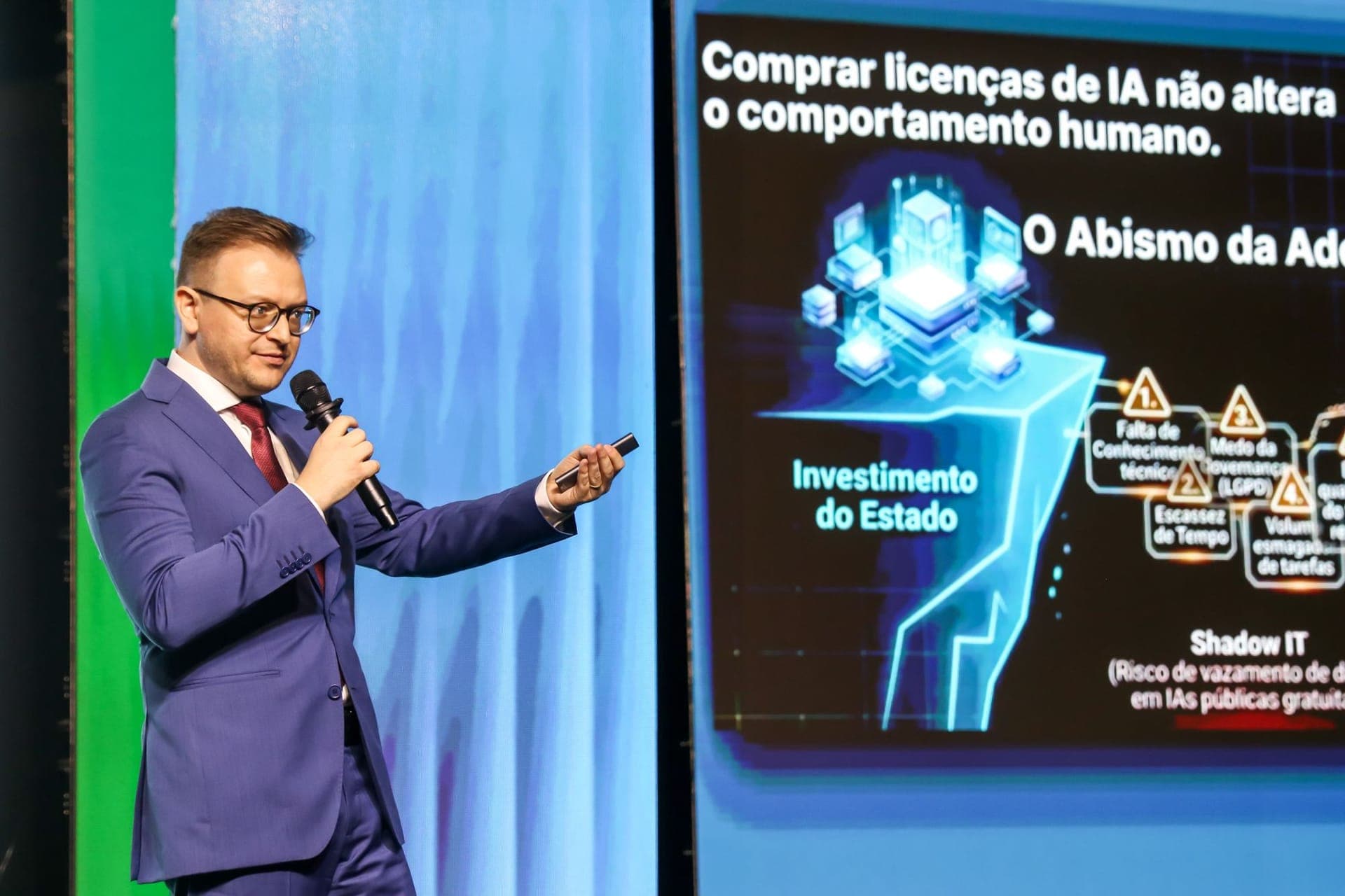 Ivan Mayer Caron apresentando no ENASTIC ao lado do slide sobre comportamento humano e IA